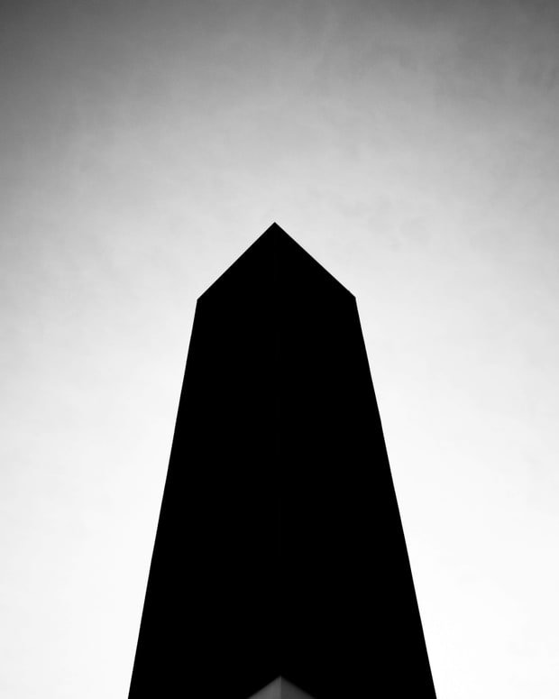 Monolith — concept d'agence créative avec typographie éditoriale massive et sphère 3D